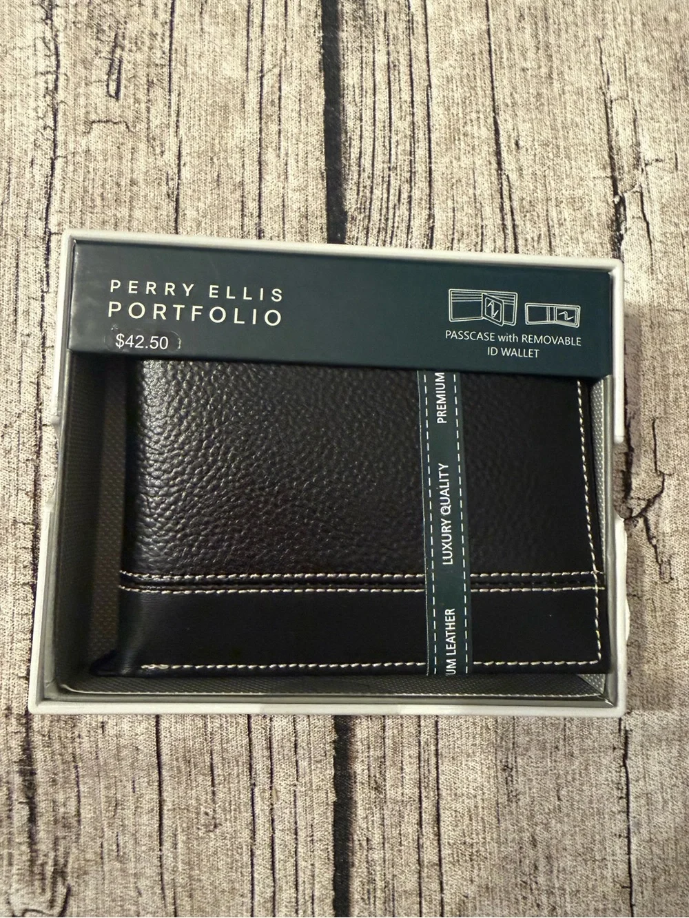 NWT! Perry Ellis men’s premium leather wallet and valet. In box, ready to gift!